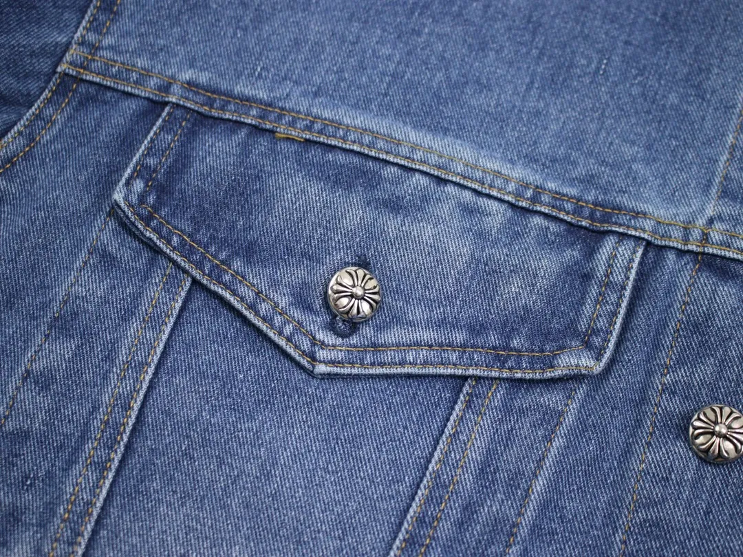 P320 Chrome Hearts Chrome Hearts Gradient Washed and Pasted Heavy Duty Leather Denim Jacket. A god-level item. A super popular product. Made with top-notch heavy industry. A must-have magic weapon to hit the streets. Couple style. [Top heavy industry fashionable design] Consistently high-street luxury style. Speaking of this style, the Zangyin family and GU family are definitely the leading representative brands. Especially the Zangyin family has really achieved a state-of-the-art effect in creating high-street style. The color system of this model is made of unique washed materials. It is already quite eye-catching. It is decorated with pink patchwork cross flowers, which cleverly highlights the charm of the brand. Secondly, this model uses classic The classic high-waist cutting design highlights the long legs and fashionable temperament of the upper body. The brand is highly recognizable and the slim fit configuration is more suitable for daily wear. It is a product that interprets personality, fashion, and specifications at a glance. This single product is enough to make any fan excited. It can be a white T-shirt for youthful preppy style, or a tight suspender for lady style. It has strong matching ability and can be easily controlled by men.  [Materials and craftsmanship] Needless to say, this point goes without saying. As an excellent craftsman brand, Zangyin’s requirements for details and craftsmanship are really perfect. The washed color of this model has gone through so many processes, not to mention the embellishment of denim appliques. It is also purely hand-made and sewn. Just like what they believe in, only hand-made things have soul and have the meaning of wear. A top-notch heavy-duty fashionable denim item, I look forward to your perfect interpretation! !  Color: Dark blue Size: M L XL Length Sleeve length Shoulder width Chest M 68 59 61 134 L 69 60 62 138
